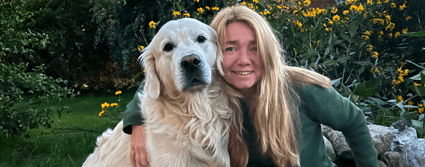 Mette Schmidt Olsen og hendes hund.