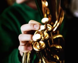 Messingblæseinstrumentet althorn.